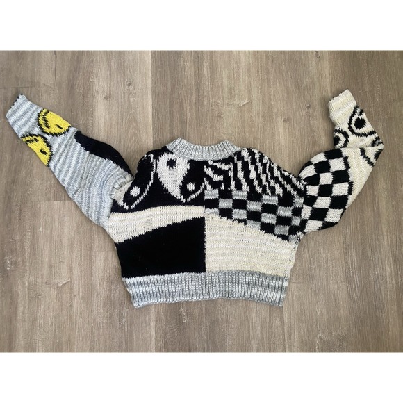 UO Lennon Jacquard Cropped Sweater S Smiley Skull Yin Streetwear Urban Outfitter - Picture 8 of 9